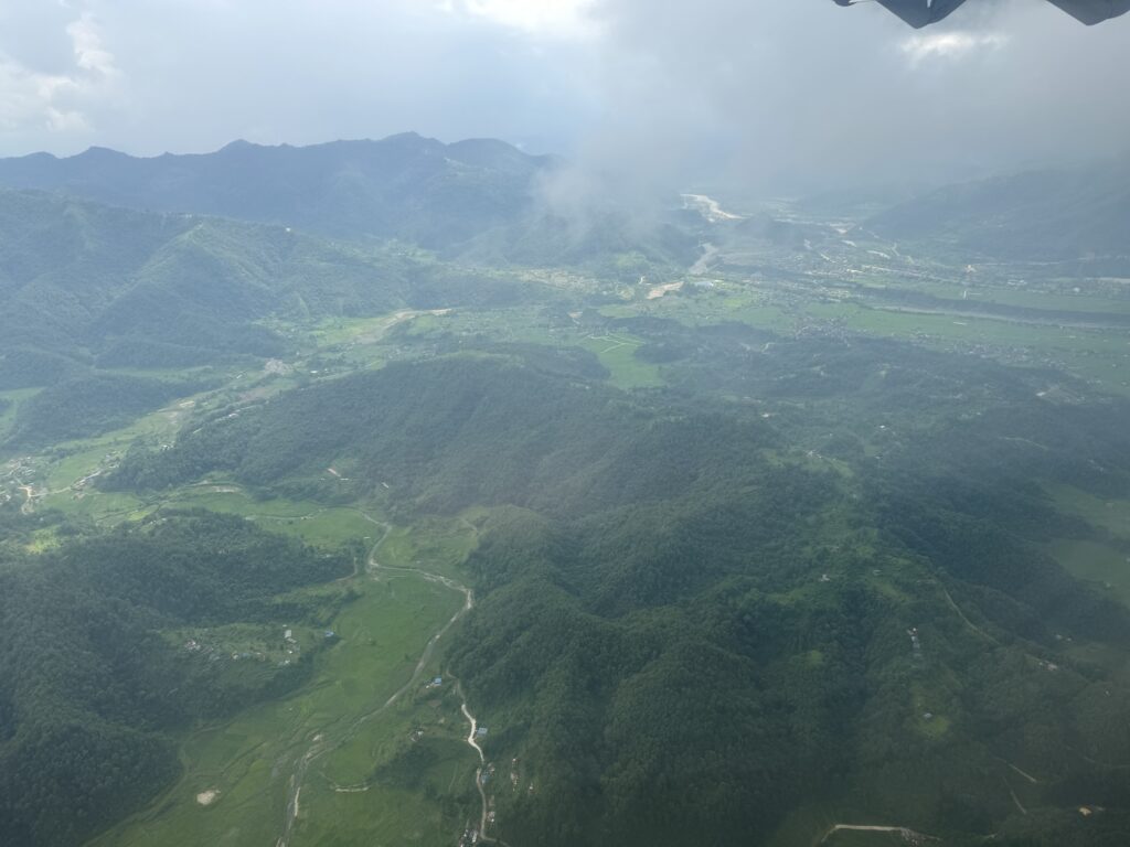 飛行機からのポカラの風景